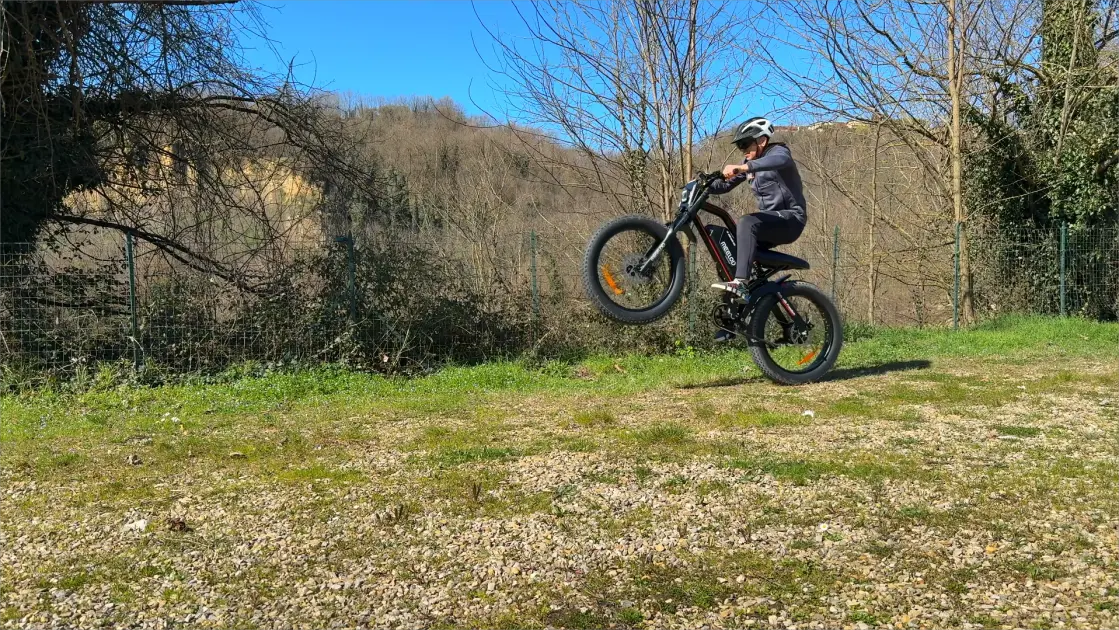 E-bike tires with low rolling resistance on a smooth road